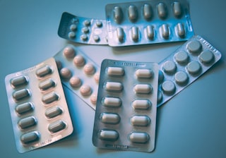 Fullicon Moisture-Proof Weekly Pill Organizer & Smart Reminder